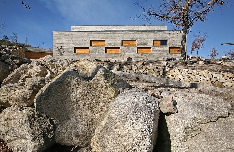 House on a Hill by Oficina d'Arquitectura