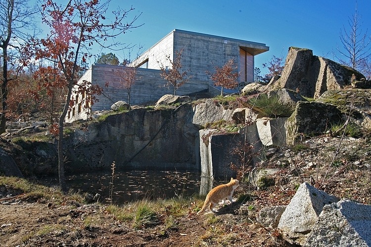 House on a Hill by Oficina d'Arquitectura