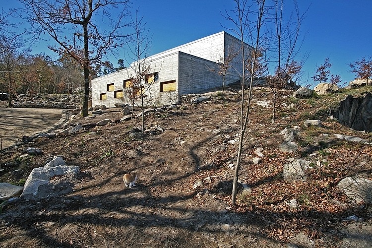 House on a Hill by Oficina d'Arquitectura