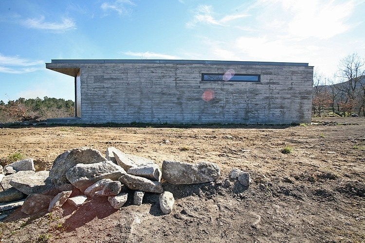 House on a Hill by Oficina d'Arquitectura