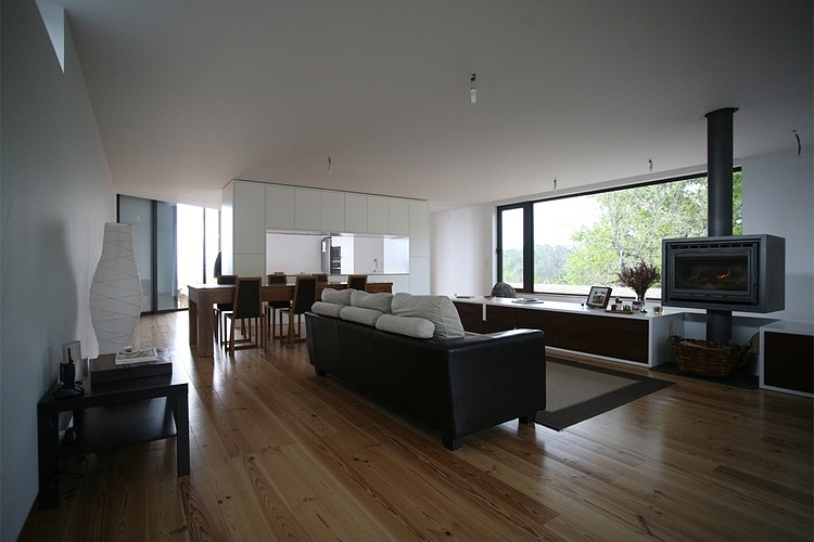 House on a Hill by Oficina d'Arquitectura