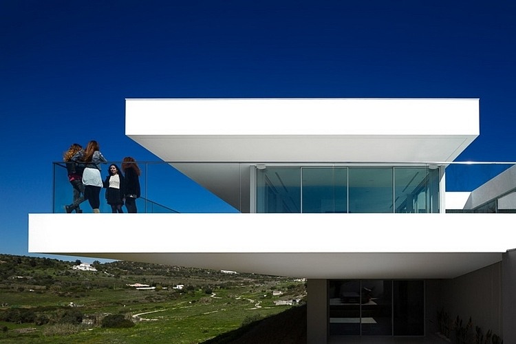 Villa Escarpa by Mario Martins