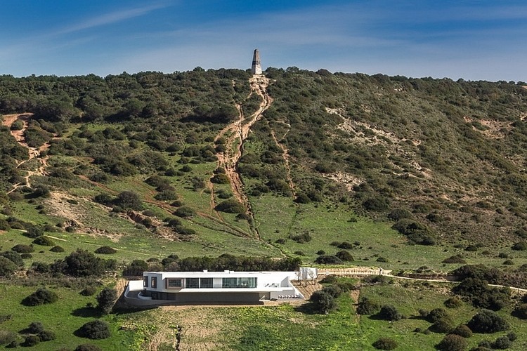 Villa Escarpa by Mario Martins