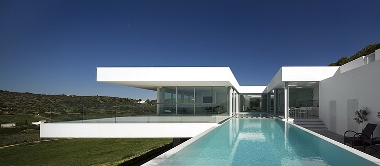 Villa Escarpa by Mario Martins