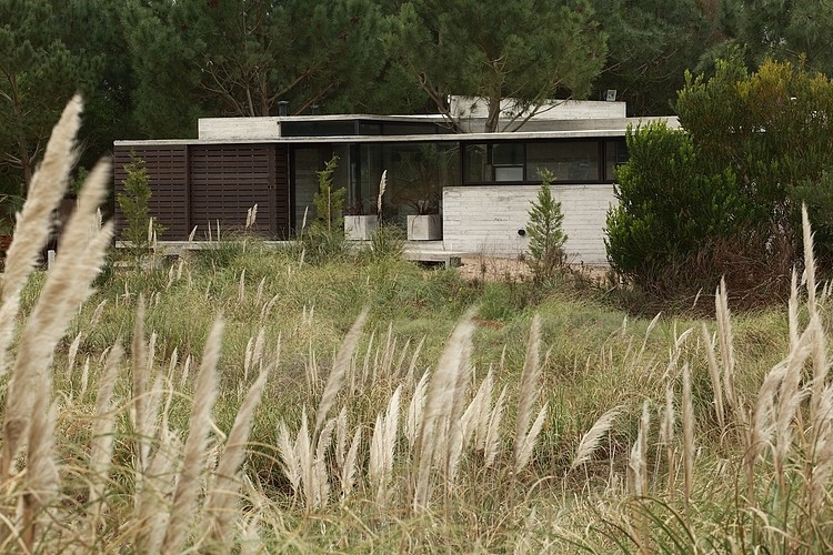 Casa Carassale by BAK Arquitectos