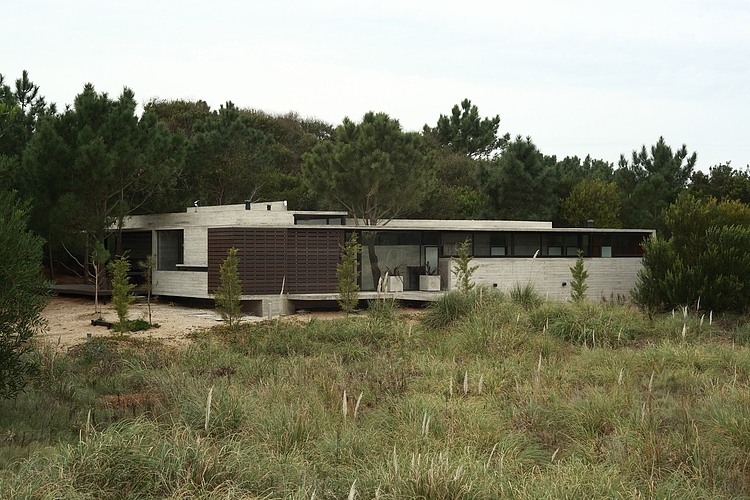 Casa Carassale by BAK Arquitectos