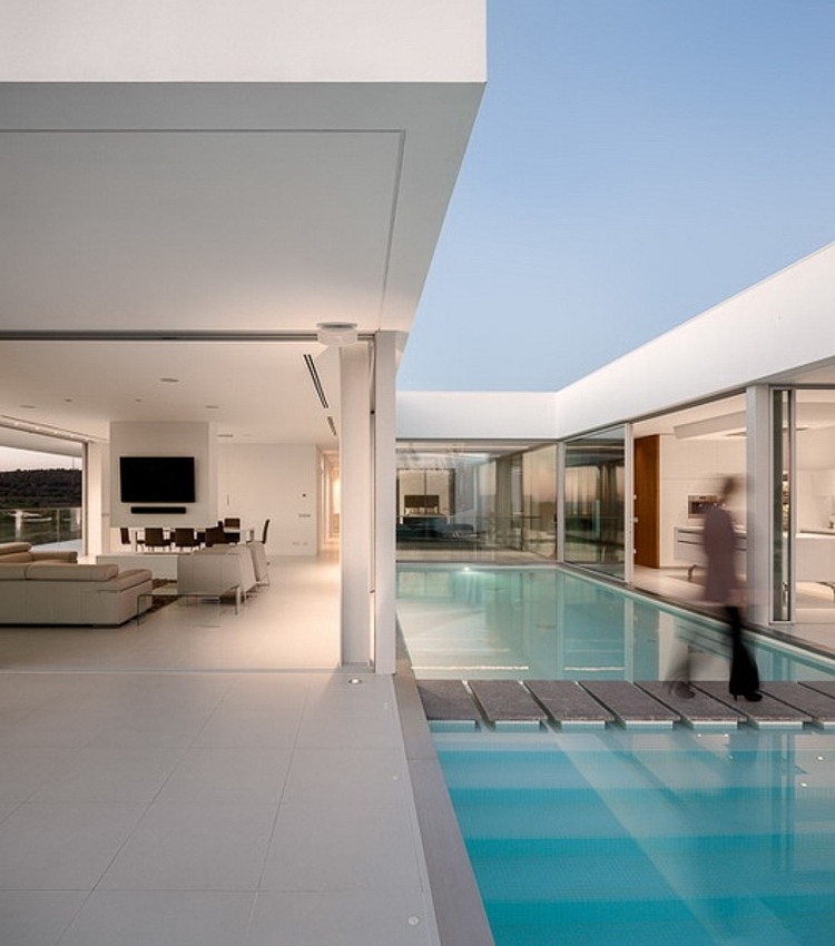 Villa Escarpa by Mario Martins