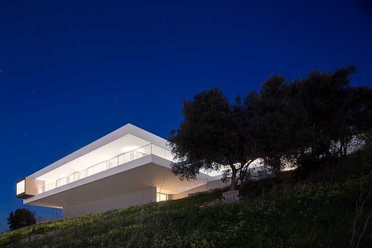 Villa Escarpa by Mario Martins
