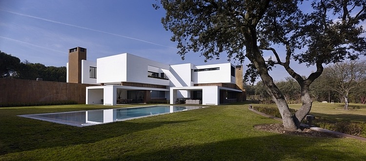 Moraleja House by DAHL + GHG Architects