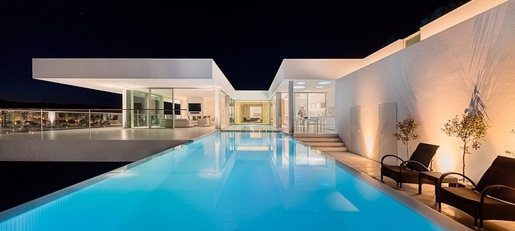 Villa Escarpa by Mario Martins