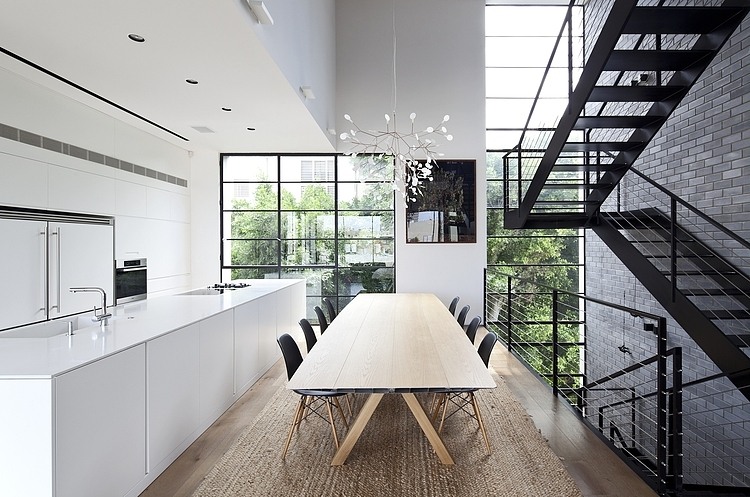 Tel Aviv Townhouse by Pitsou Kedem Architect