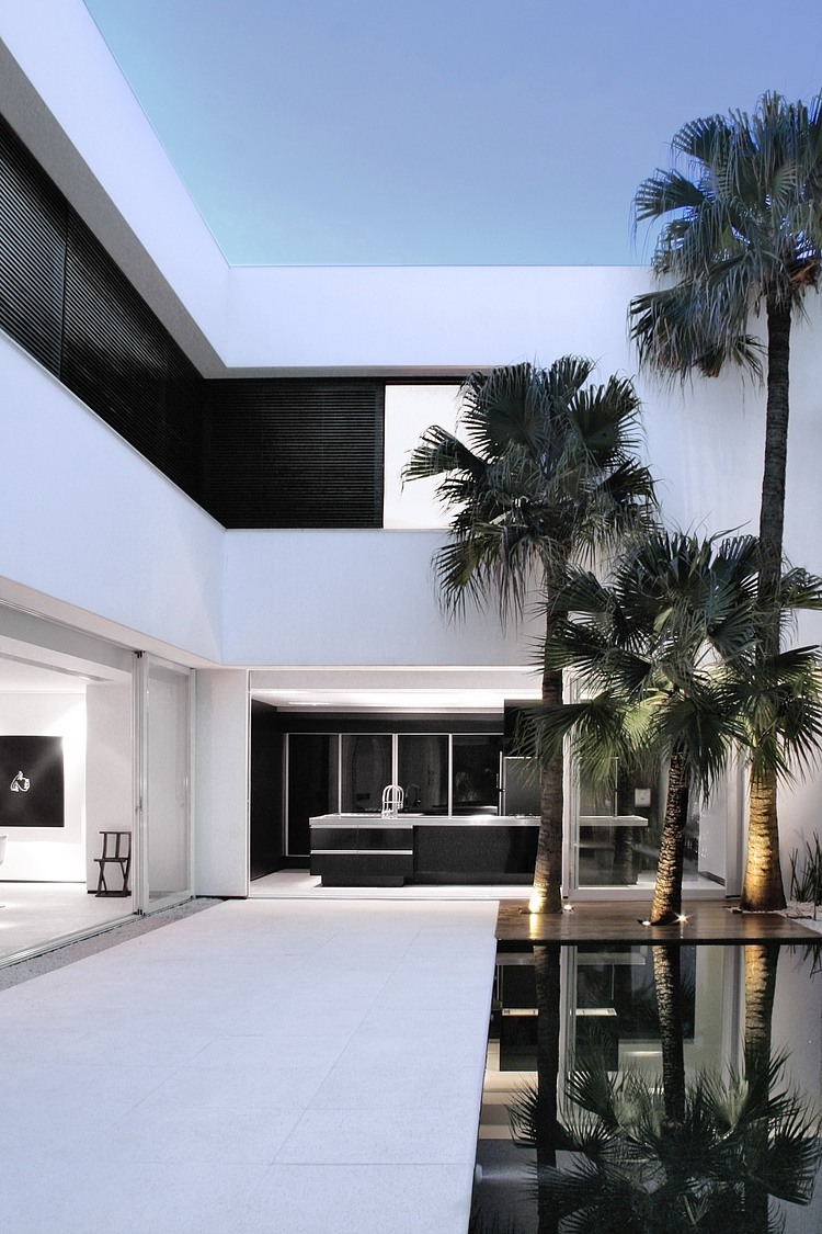 AS House by Studio Guilherme Torres