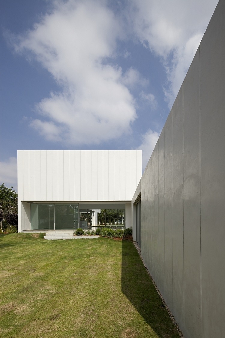 RI House by Paritzki & Liani Architects