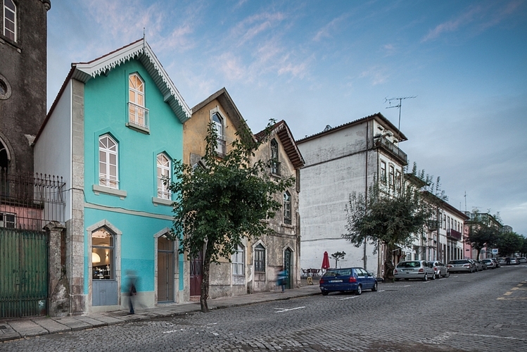 The Three Cusps Chalet by Tiago do Vale Arquitectos