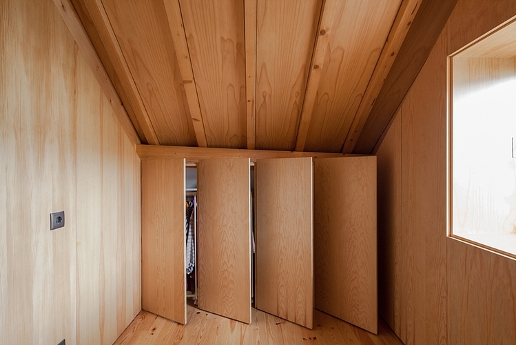The Three Cusps Chalet by Tiago do Vale Arquitectos