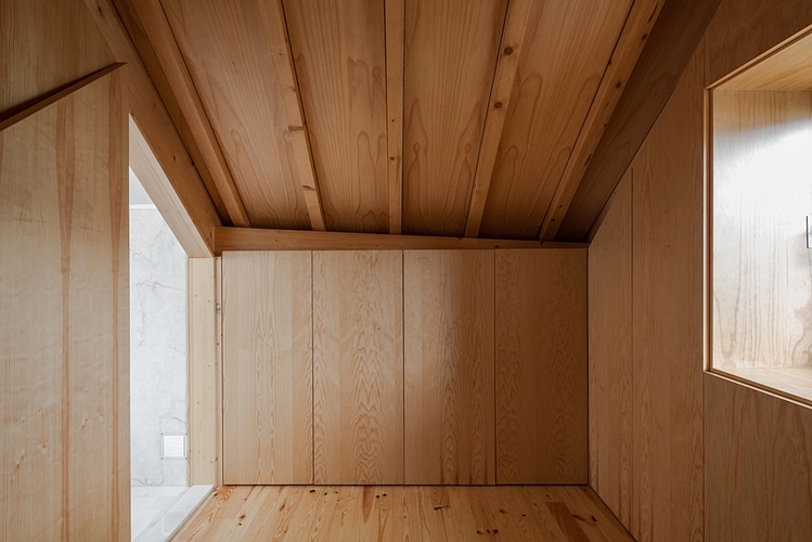 The Three Cusps Chalet by Tiago do Vale Arquitectos
