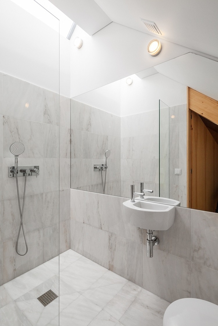 The Three Cusps Chalet by Tiago do Vale Arquitectos