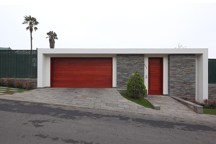 House on the Hill by Metropolis Peru