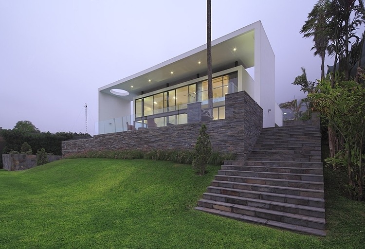 House on the Hill by Metropolis Peru