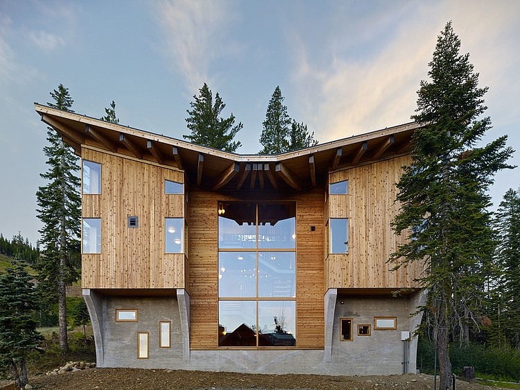 Crow's Nest Residence by Mt. Lincoln Construction