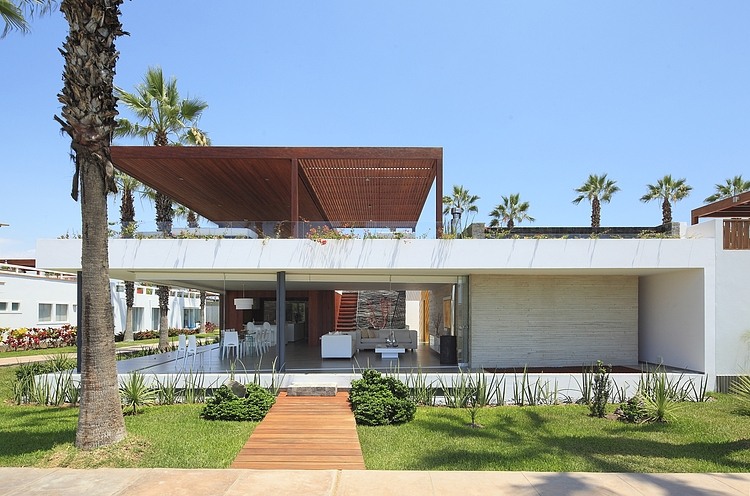 Casa P12 by Martin Dulanto Arquitecto