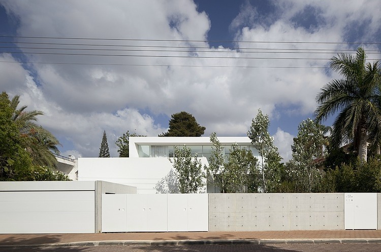 Ramat Hasharon House 13 by Pitsou Kedem Architects