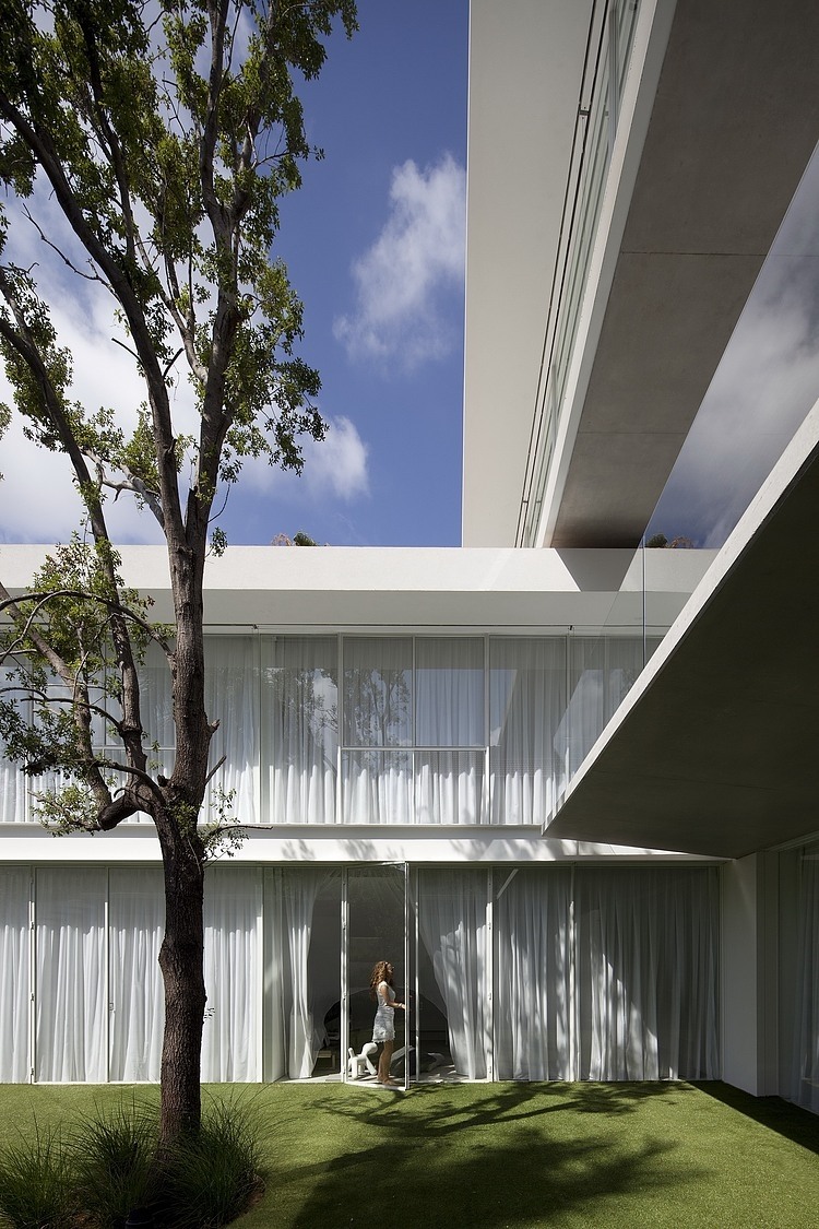 Ramat Hasharon House 13 by Pitsou Kedem Architects