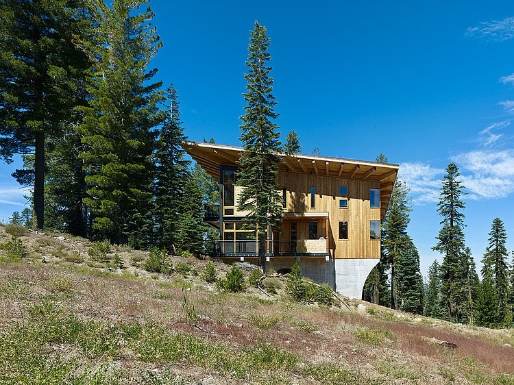 Crow's Nest Residence by Mt. Lincoln Construction