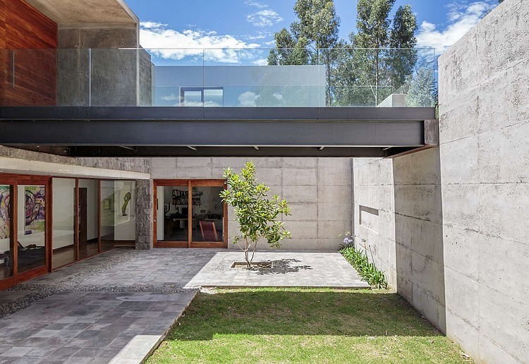 Los Chillos House by Diez + Muller Arquitectos