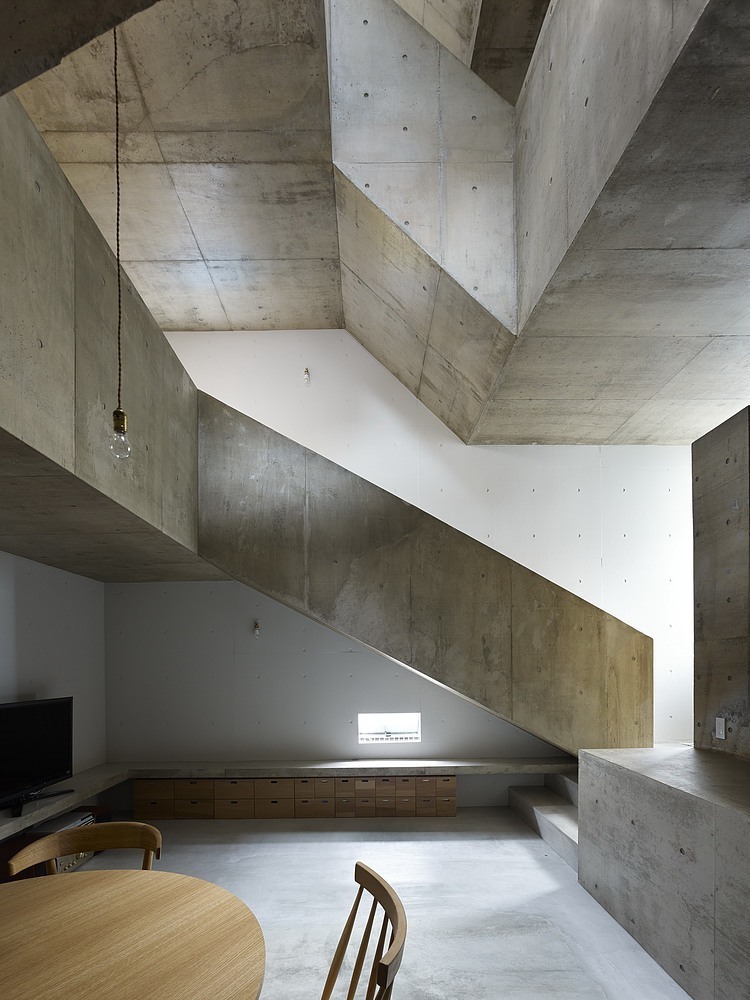 House In Nishiochiai by Suppose Design Office