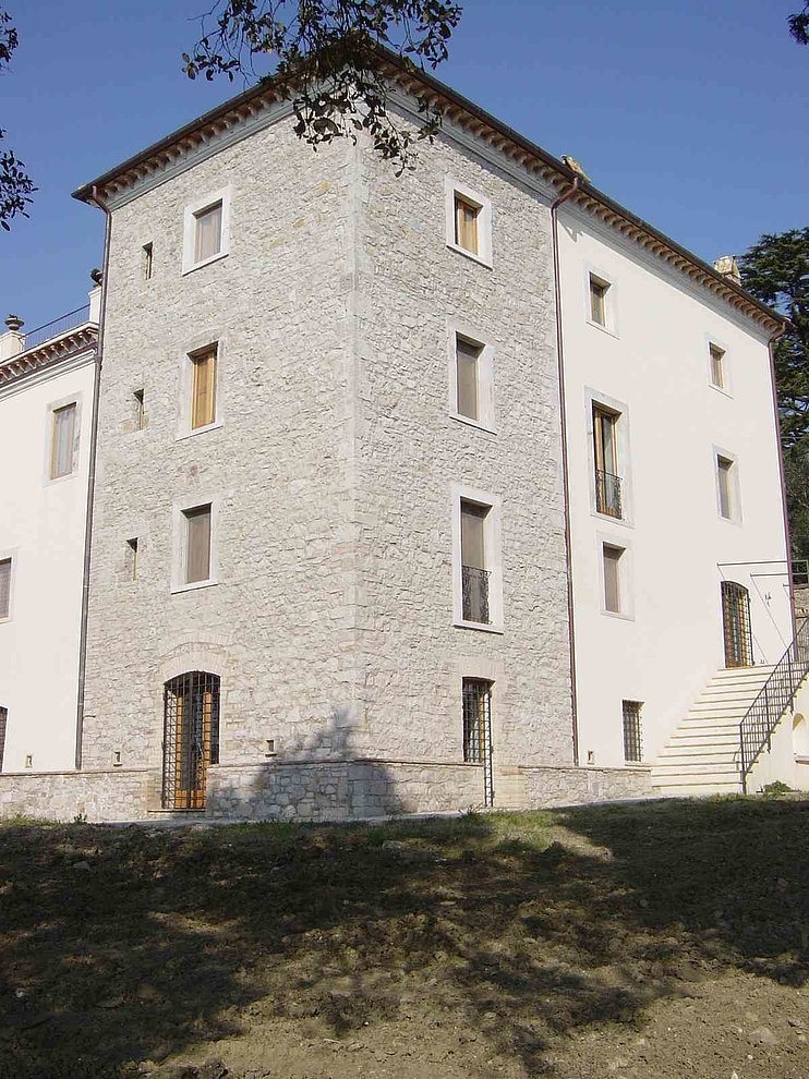 Todi Villa by Alhadeff Architects