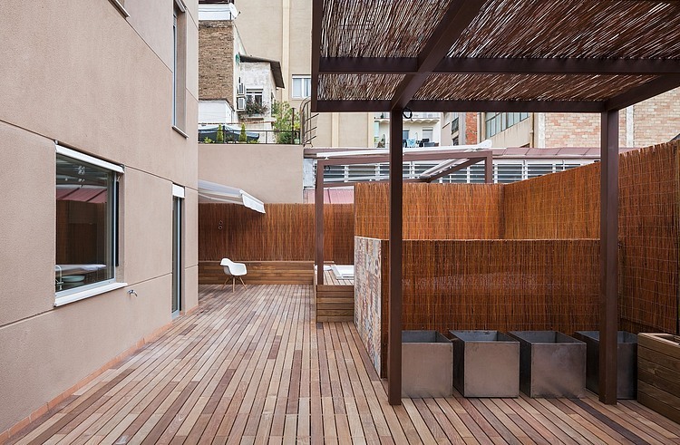 Duplex In Gracia by Zest Architecture