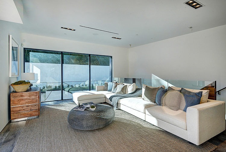 Hythe Court Home by Amit Apel Design