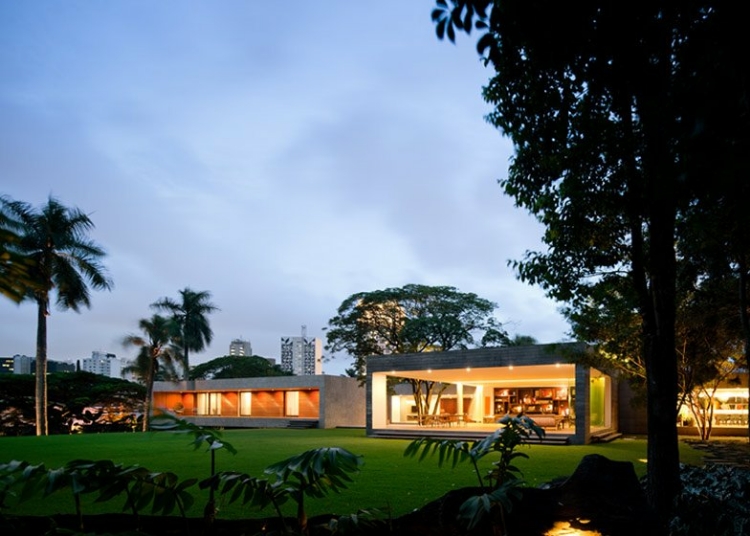 Grecia House by Isay Weinfeld
