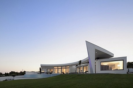 The Colunata House by Mario Martins - 1