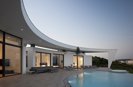 The Colunata House by Mario Martins