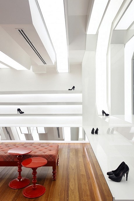 Queen Shoes by Studio Guilherme Torres - 8