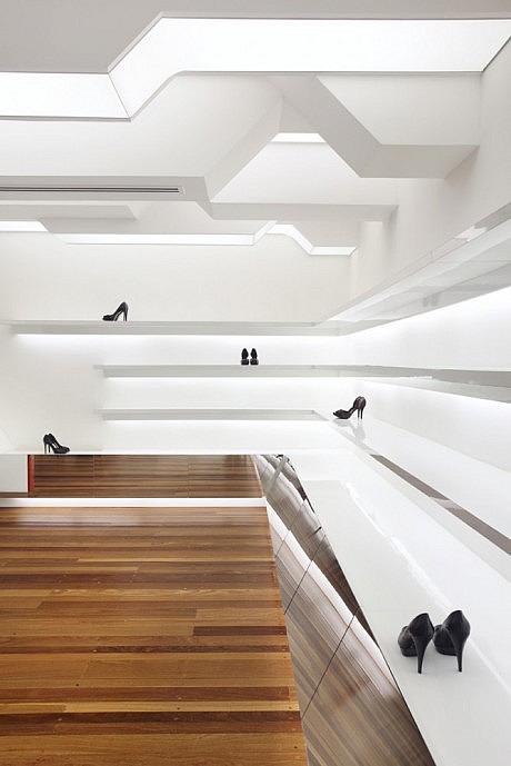 Queen Shoes by Studio Guilherme Torres - 9