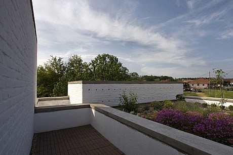 House in Dunaújváros by ZSK Architects - 3