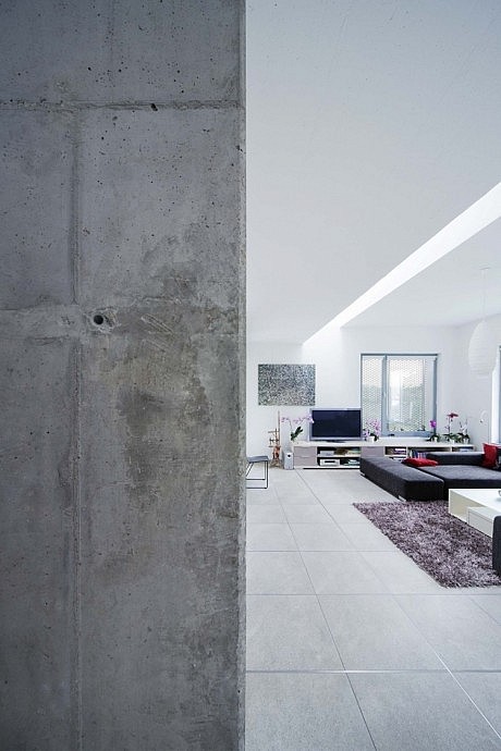 House in Dunaújváros by ZSK Architects - 4