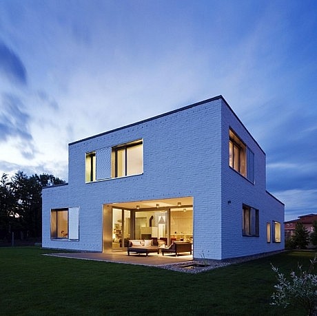House in Dunaújváros by ZSK Architects - 7