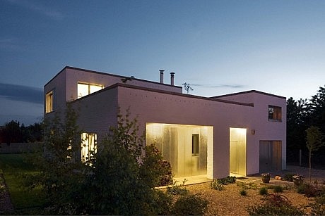 House in Dunaújváros by ZSK Architects - 9