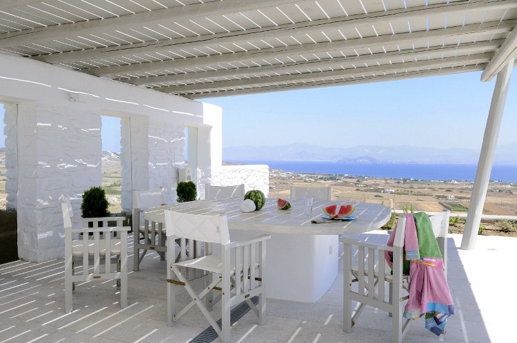 Summer House in Paros by Alexandros Logodotis