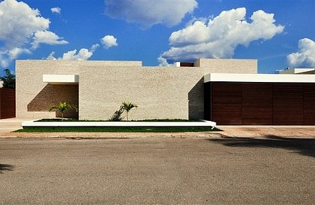 Rajuela House by Muñoz Arquitectos