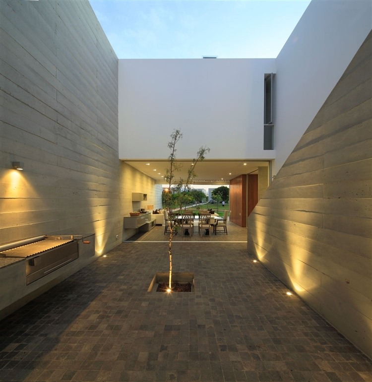 La Isla House by Llosa Cortegana Architects