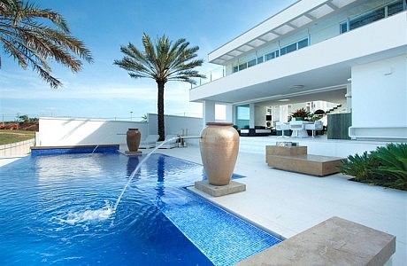 The NJ Residence by Pupogaspar Arquitetura