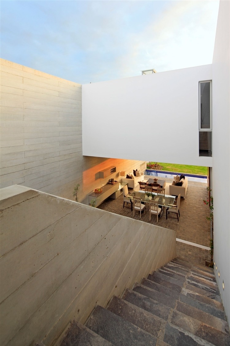 La Isla House by Llosa Cortegana Architects
