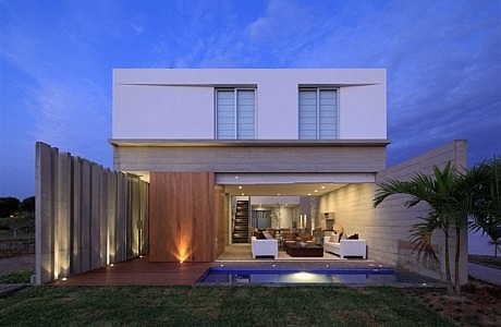 La Isla House by Llosa Cortegana Architects