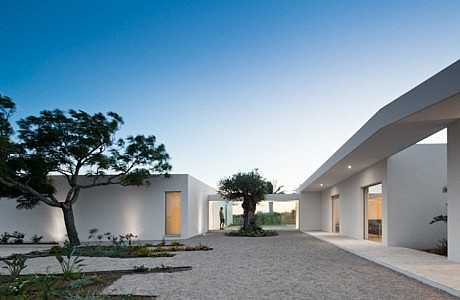 House in Tavira by Vitor Vilhena