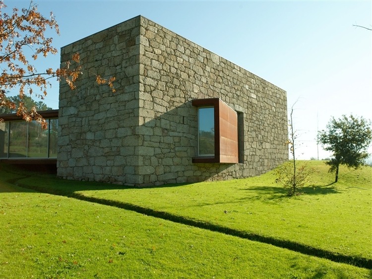 House in Brito by Topos Atelier de Arquitectura